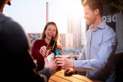 Wessel, Sofia en Coen proosten een biertje - Hey Marketing